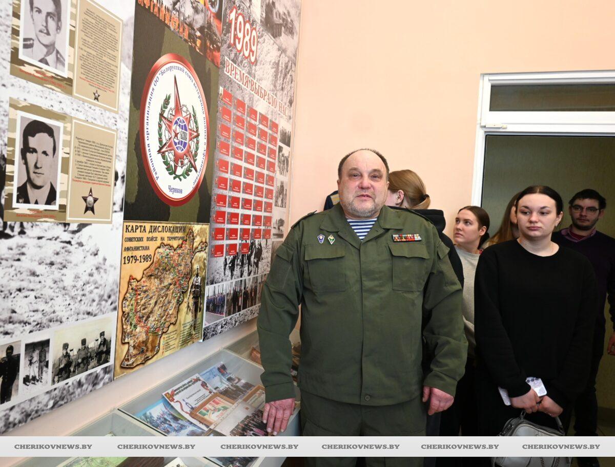 Чериковская молодежь побывала на экскурсии  в музейной комнате боевой славы воинов-интернационалистов