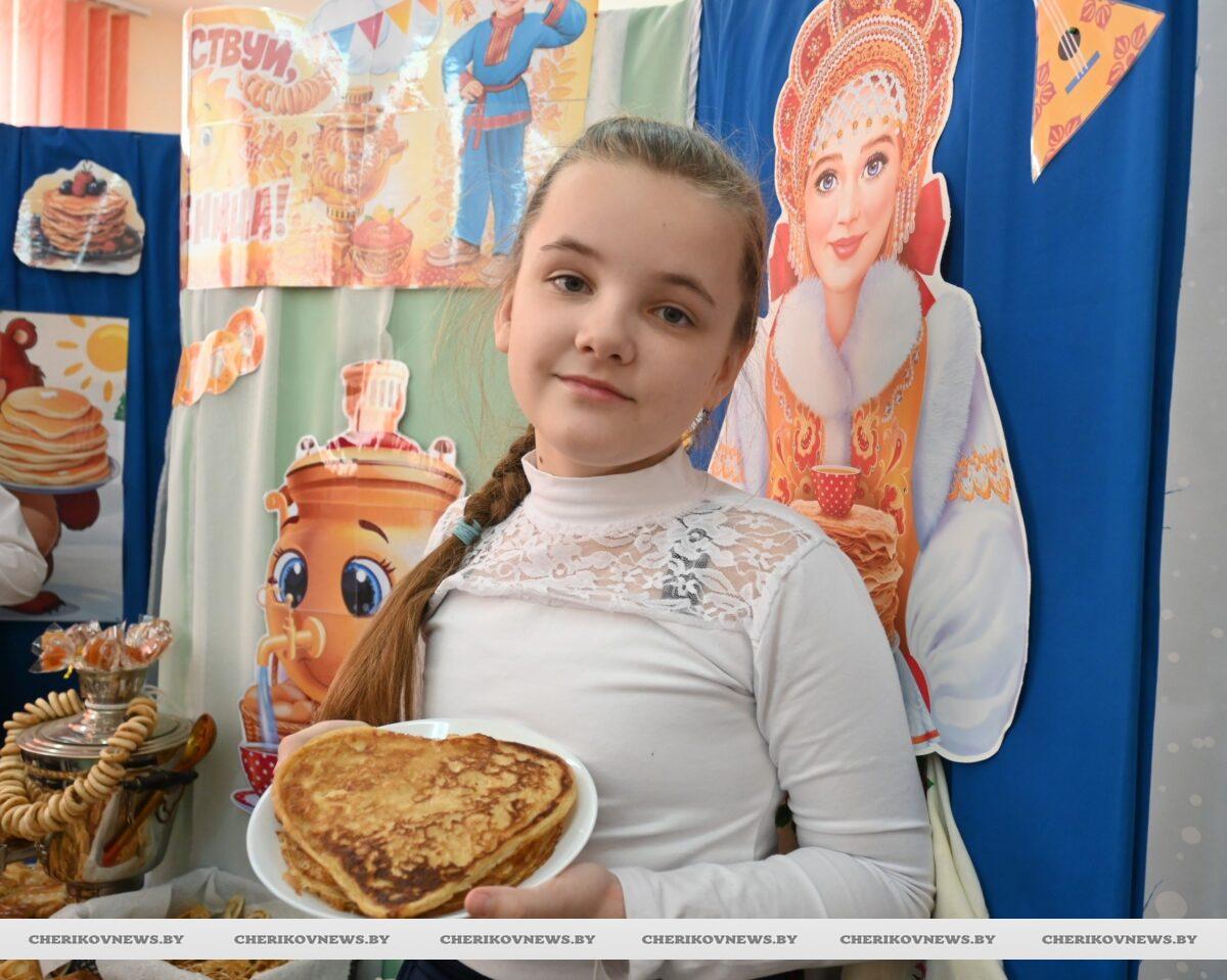 С золотистыми блинами юные чериковляне Масленицу встречали