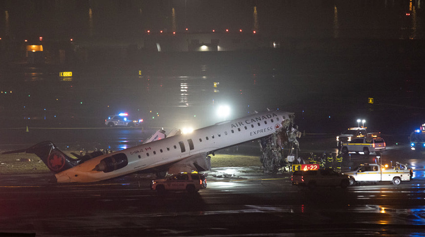 При столкновении самолета с пожарной машиной в Нью-Йорке пострадали более 40 человек