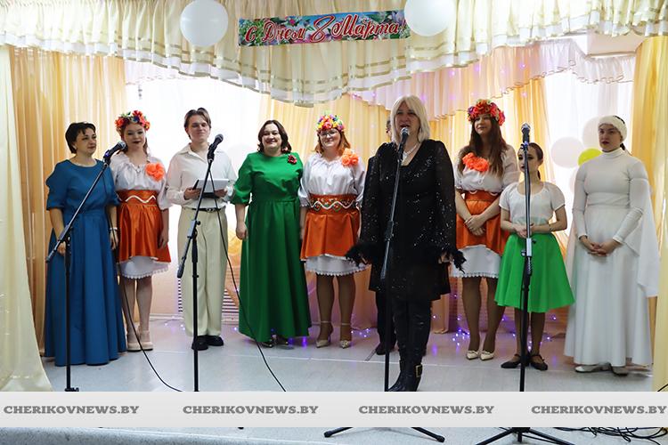 За милых дам! В агрогородке Речица отпраздновали День женщин