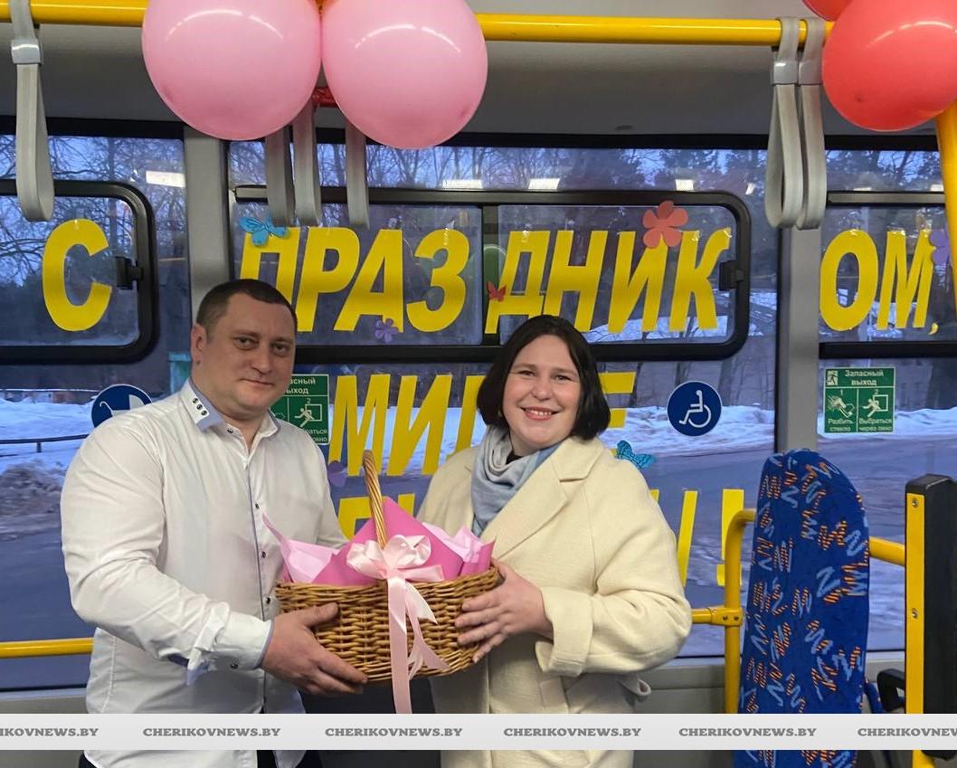 В Черикове на маршрут вышел автобус с музыкой, шарами и поздравлениями