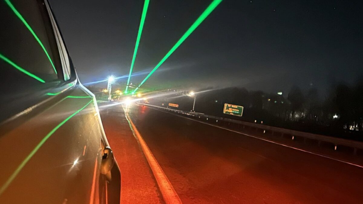 Систему лазерного оповещения тестируют на трассе М1