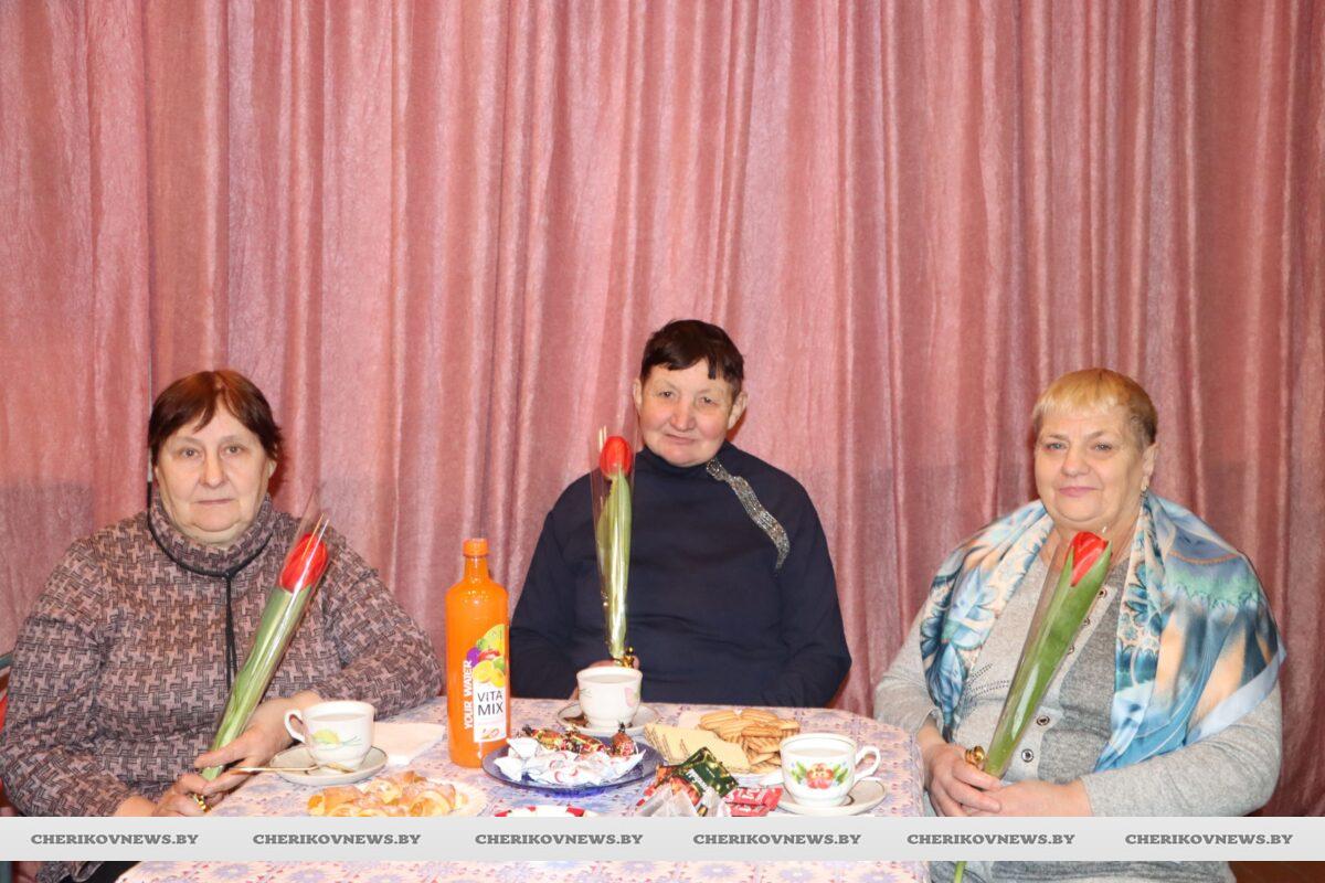 К акции «Женщинам — внимание и благодарность» присоединились ветераны Чериковщины