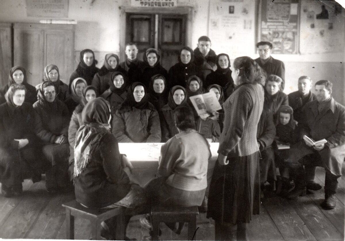 Библиотекари проводят мероприятие для тружеников села.