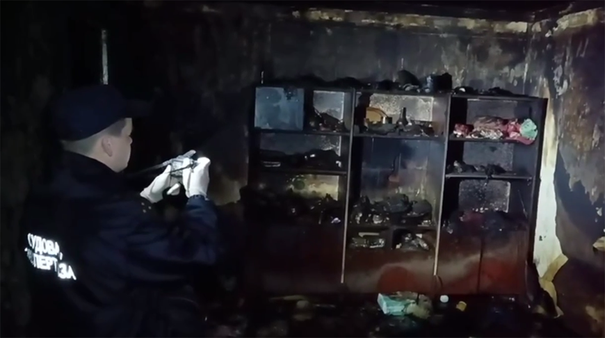 Судебные эксперты работают на месте пожара в Лиде, где погибли три человека