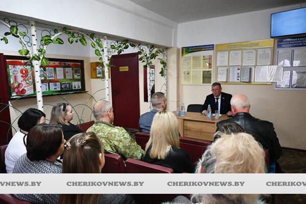 Шаг за шагом восстановили жизнь на пострадавших территориях — председатель Чериковского райисполкома в рамках ЕДИ встретился с коллективом Автопарка № 20