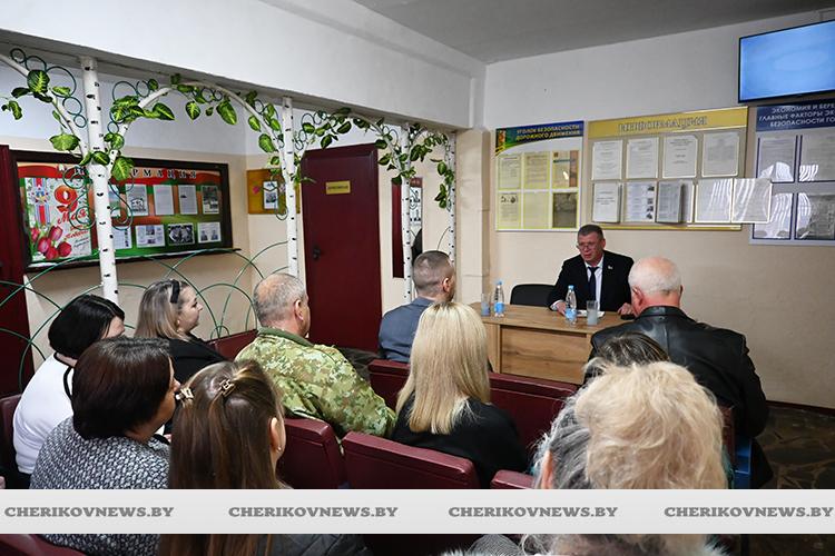 Шаг за шагом восстановили жизнь на пострадавших территориях — председатель Чериковского райисполкома в рамках ЕДИ встретился с коллективом Автопарка № 20