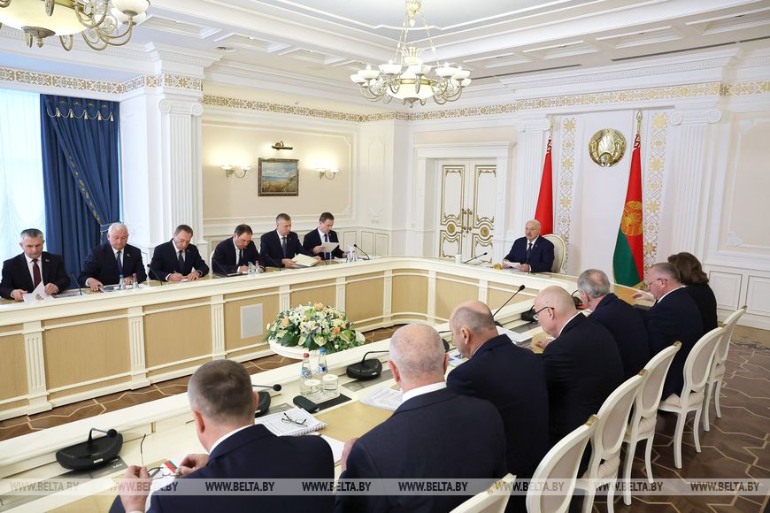 «Люди хотят жить в своей стране свободно». Лукашенко о недопустимости перегибов в работе контролеров