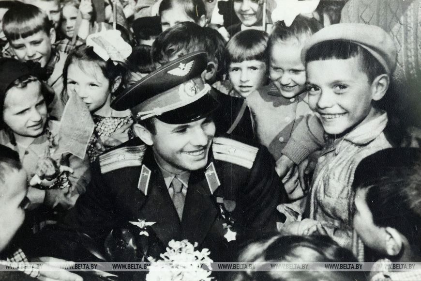 Письмо Гагарина, значки, плакаты. В Витебске открылась посвященная космосу выставка