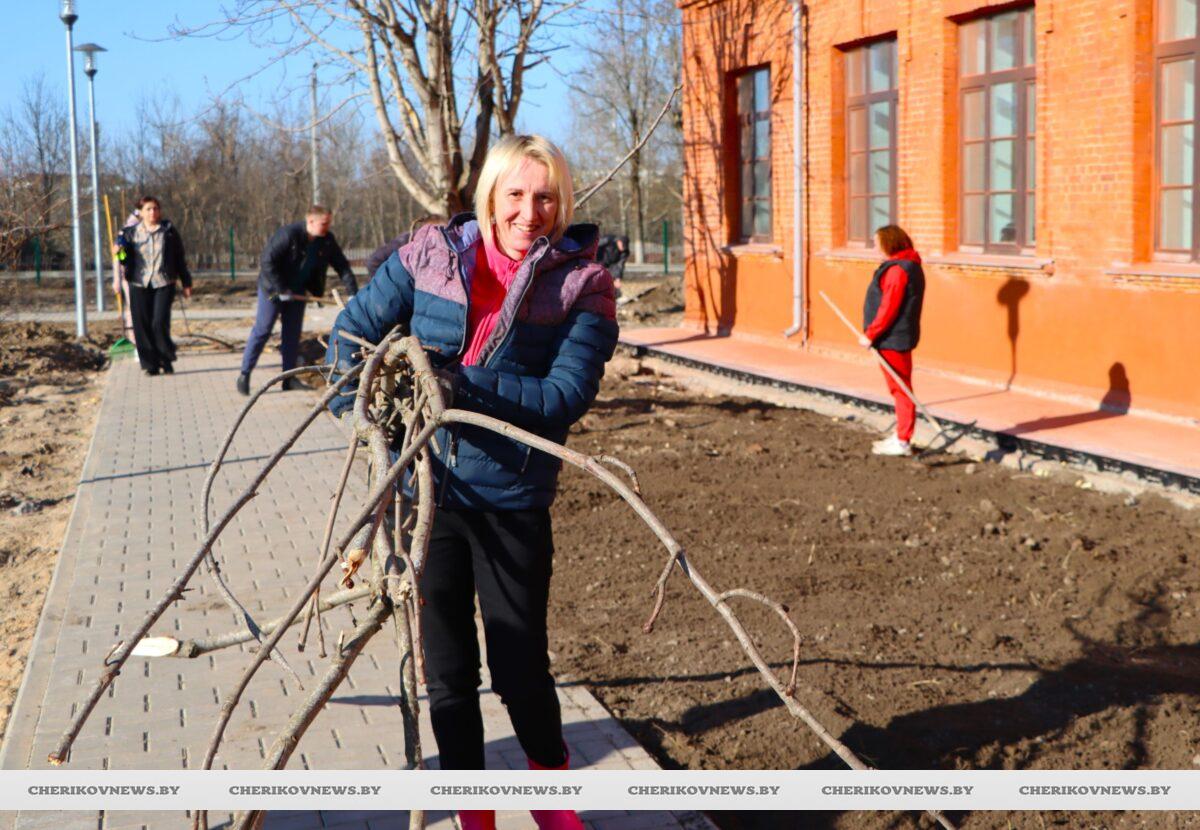 Весна – время наводить чистоту! На территории Чериковской ЦРБ работал большой трудовой десант