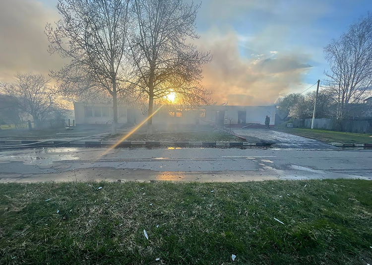 Работники МЧС ликвидировали пожар магазина и кафетерия в агрогородке Майский Чериковского района