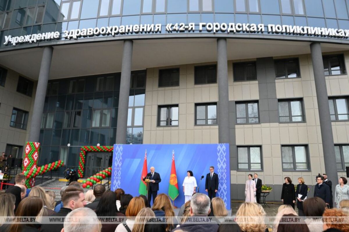 Лукашенко высказал критику по поводу большого количества начальников в районах