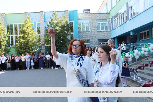 В последний раз звенел звонок и для выпускников средней школы № 2 г.Черикова