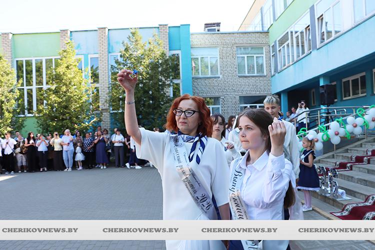 В последний раз звенел звонок и для выпускников средней школы № 2 г.Черикова