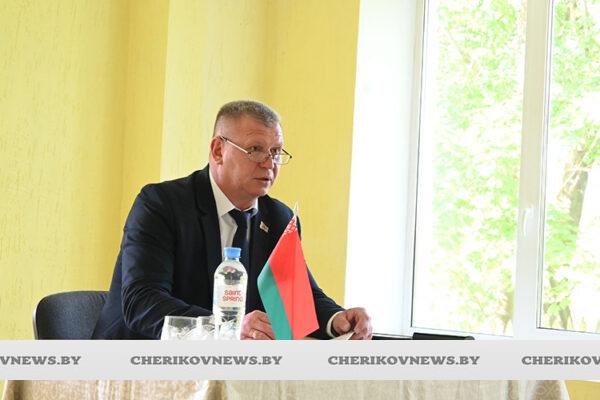 Председаль Чериковского райисполкома Алексей Жерносеков в рамках ЕДИ встретился с коллективом ДРСУ № 215