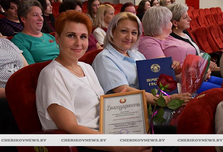 Ангелам в белых халатах: в Черикове чествовали медработников — фоторепортаж