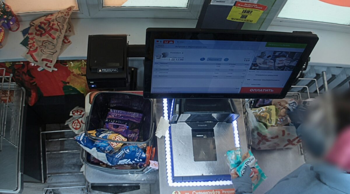 Хитрость не удалась: женщина из Дрибина пробивала дорогие продукты как дешевые на кассе самообслуживания