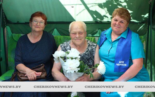 В Черикове поздравили ветерана труда с юбилеем