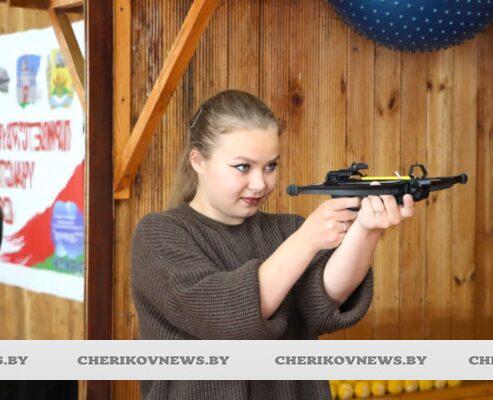В Черикове молодые специалисты соревновались в стрельбе из арбалета