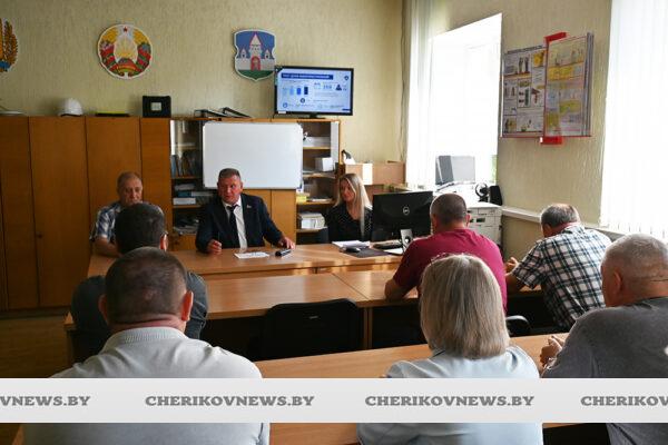 Доступно о важном: в рамках ЕДИ председатель Чериковского райисполкома напомнил работникам РЭСа об основных правилах безопасности