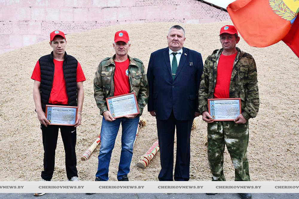 Еще три комбайнера-тысячника! Героев жатвы чествовали в «Чериков Агро»