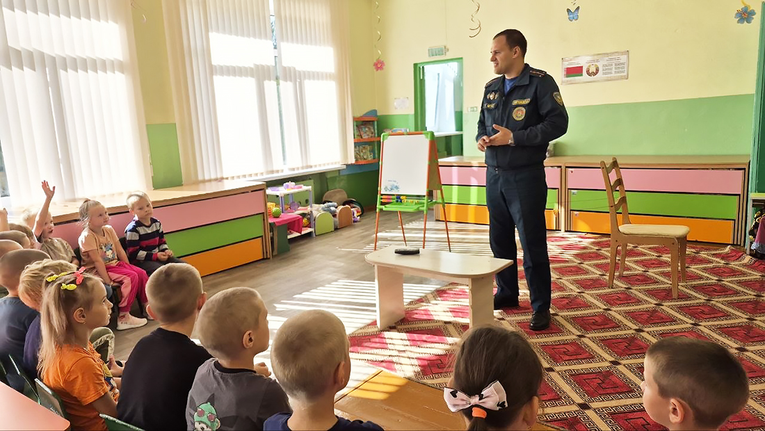 Уроки безопасности провели спасатели для дошколят Чериковского района