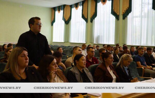 Новые лица Чериковщины: руководство района встретилось с молодыми специалистами