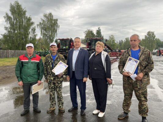 За вклад в уборочную кампанию: профсоюзы Могилёвской области отметили работников агрокомплекса «Светлый»
