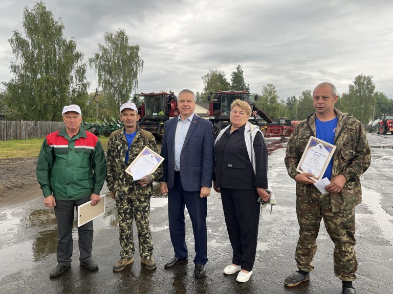 За вклад в уборочную кампанию: профсоюзы Могилёвской области отметили работников агрокомплекса «Светлый»