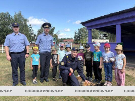 Рюкзак для первоклашки и представление от Тинары: сотрудники Чериковского отделения Департамента охраны подарили детям  праздник