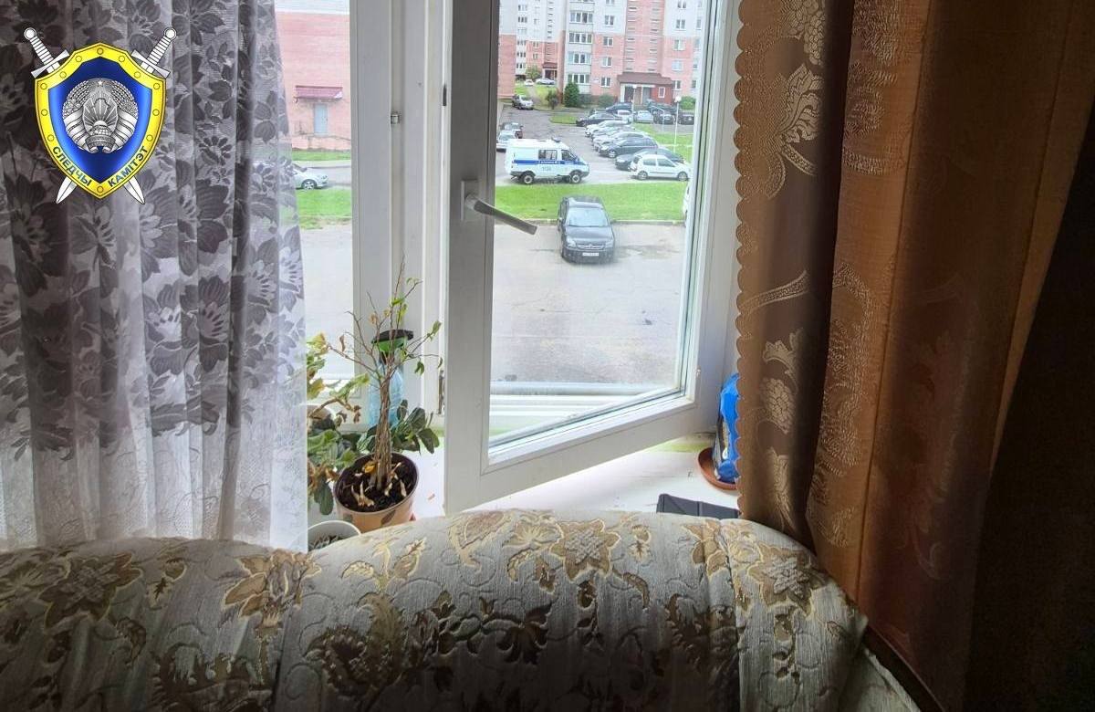 В Барановичах двухлетний мальчик выпал из окна второго этажа