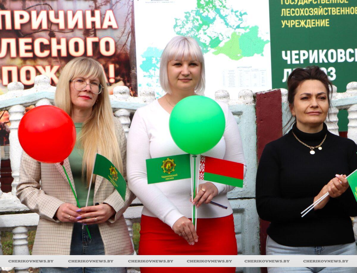 Единство в делах и песнях: творческий десант Чериковщины побывал в лесхозе