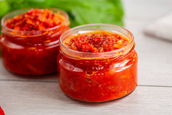 Рецепт пряной аджики на зиму: согревающий вкус для холодных дней