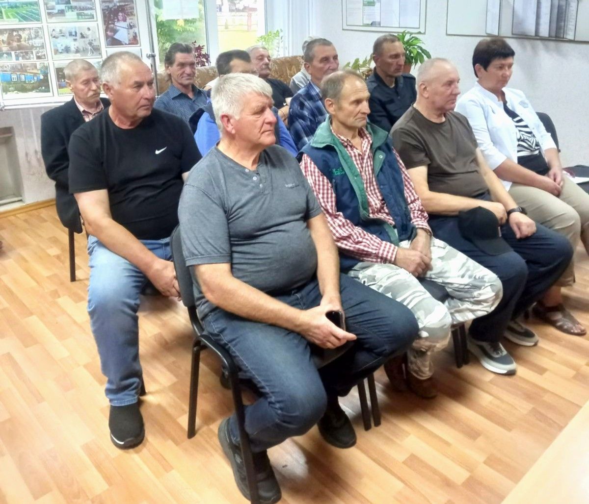 Будни защитников Чериковщины: на базе сельисполкома провели занятие с ополченцами