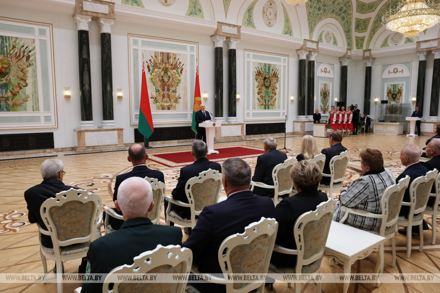 Лукашенко: белорусы сами принимают решения о будущем страны