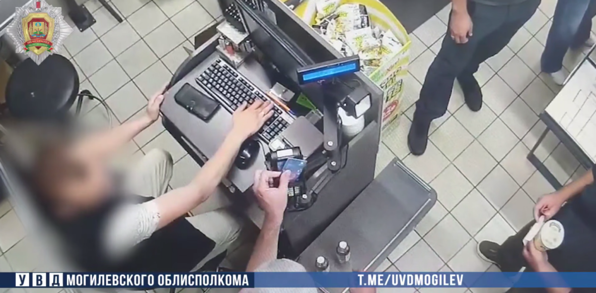 В Могилеве мужчина тайком взял карту родственницы и потратил деньги