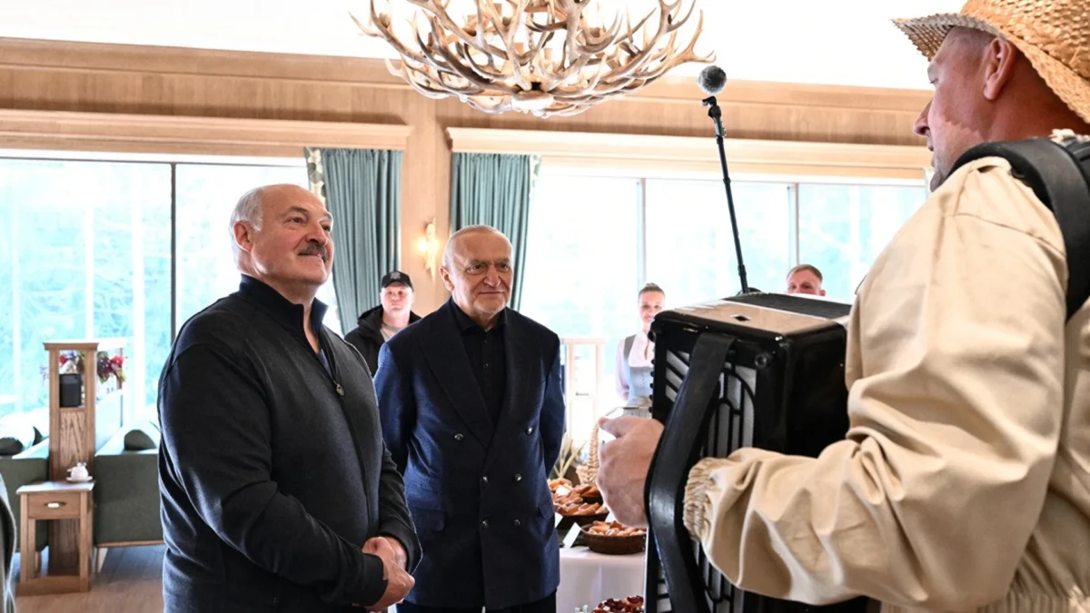 Александр Лукашенко посетил туркомплекс «Красный Бор» и подарил баян пчеловоду