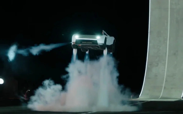 Tesla показала спорткар, который прыгает, крутится в воздухе и разгоняется быстрее молнии